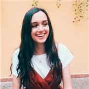 Studentessa al quinto anno di un liceo umanistico offre aiuto compiti per aiutare studenti a trovare un proprio metodo di studio e a chiarire dubbi